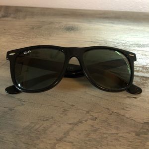 Black Wayfarer Ray Bans
